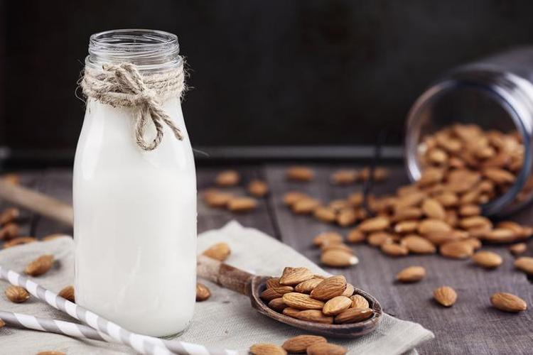 İnek sütü yerine tüketin 1 bardağında sadece 30 kalori var