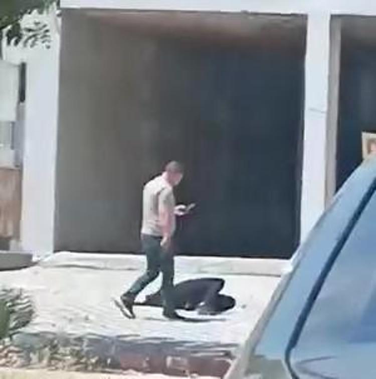Sokak ortasında evlat dehşeti Oğluna şarjörü boşaltıp başında bekledi