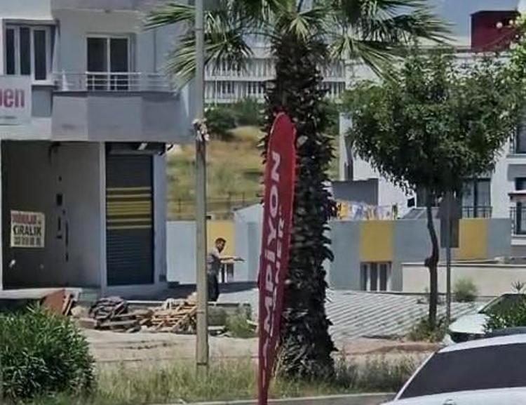 Sokak ortasında evlat dehşeti Oğluna şarjörü boşaltıp başında bekledi