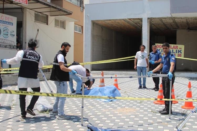 Sokak ortasında evlat dehşeti Oğluna şarjörü boşaltıp başında bekledi
