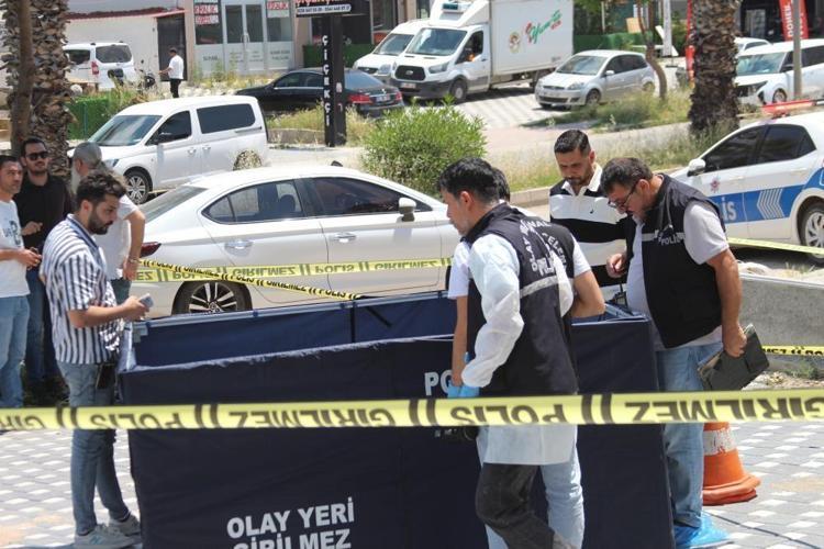 Sokak ortasında evlat dehşeti Oğluna şarjörü boşaltıp başında bekledi
