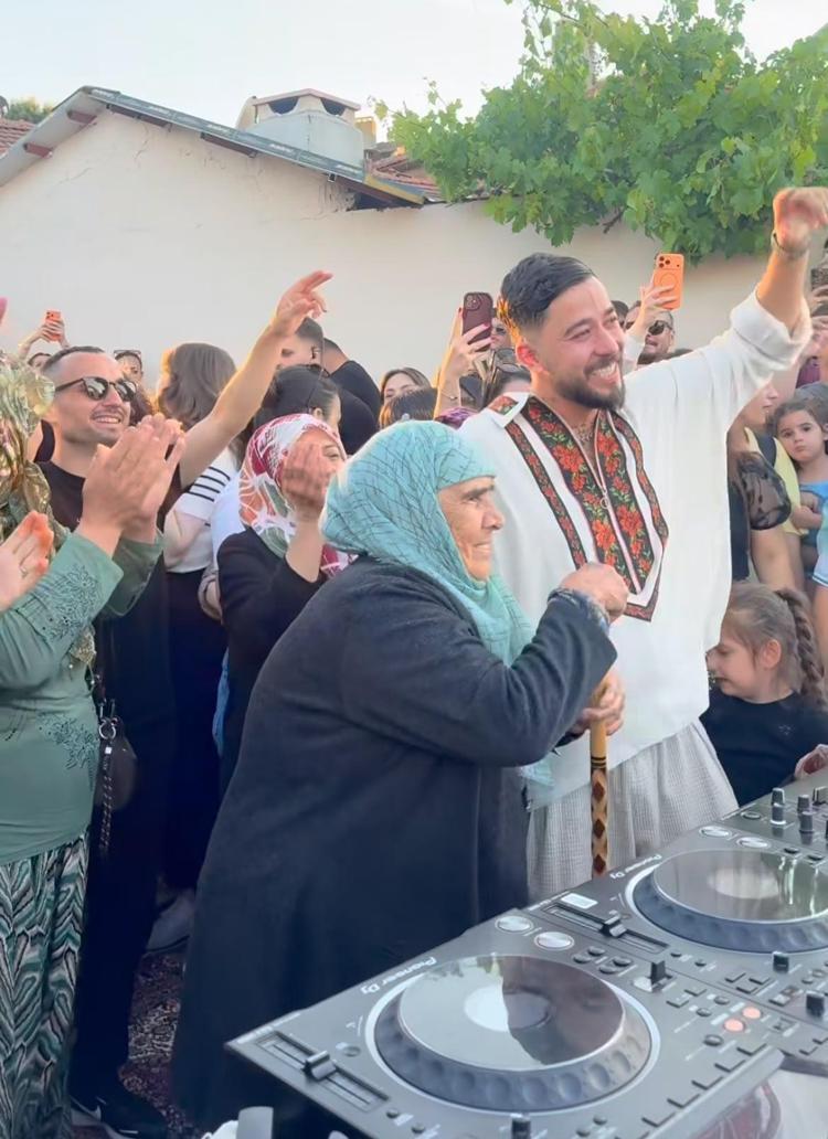 MİNİ KONSER VERDİ