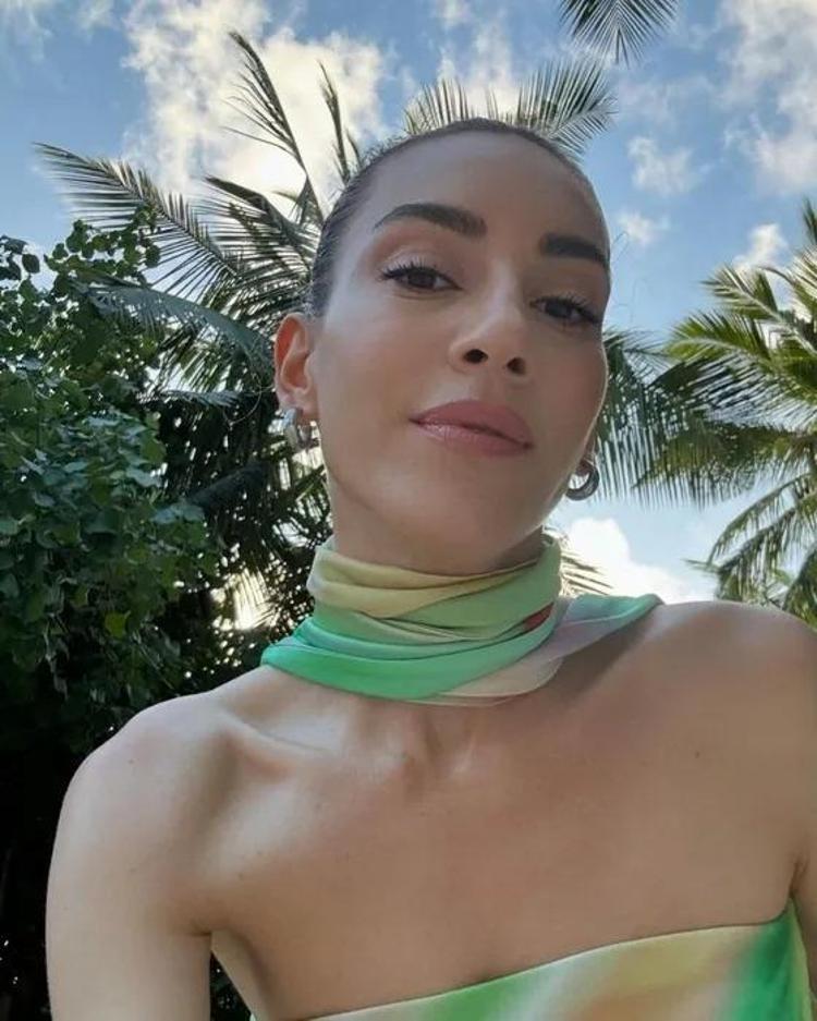 Sinem Kobal tarzıyla sosyal medyayı salladı