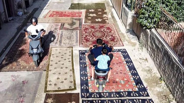 Tozlubahçe yetmedi, yola halı serdiler 8 aydır asfalt bekliyorlar