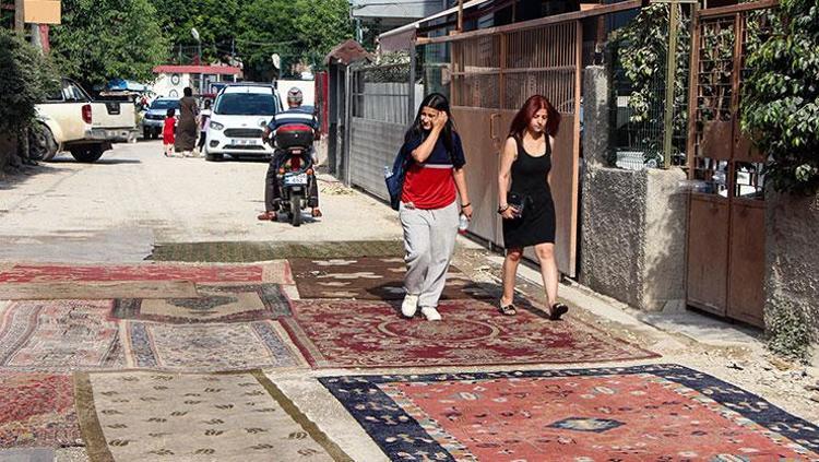 Tozlubahçe yetmedi, yola halı serdiler 8 aydır asfalt bekliyorlar