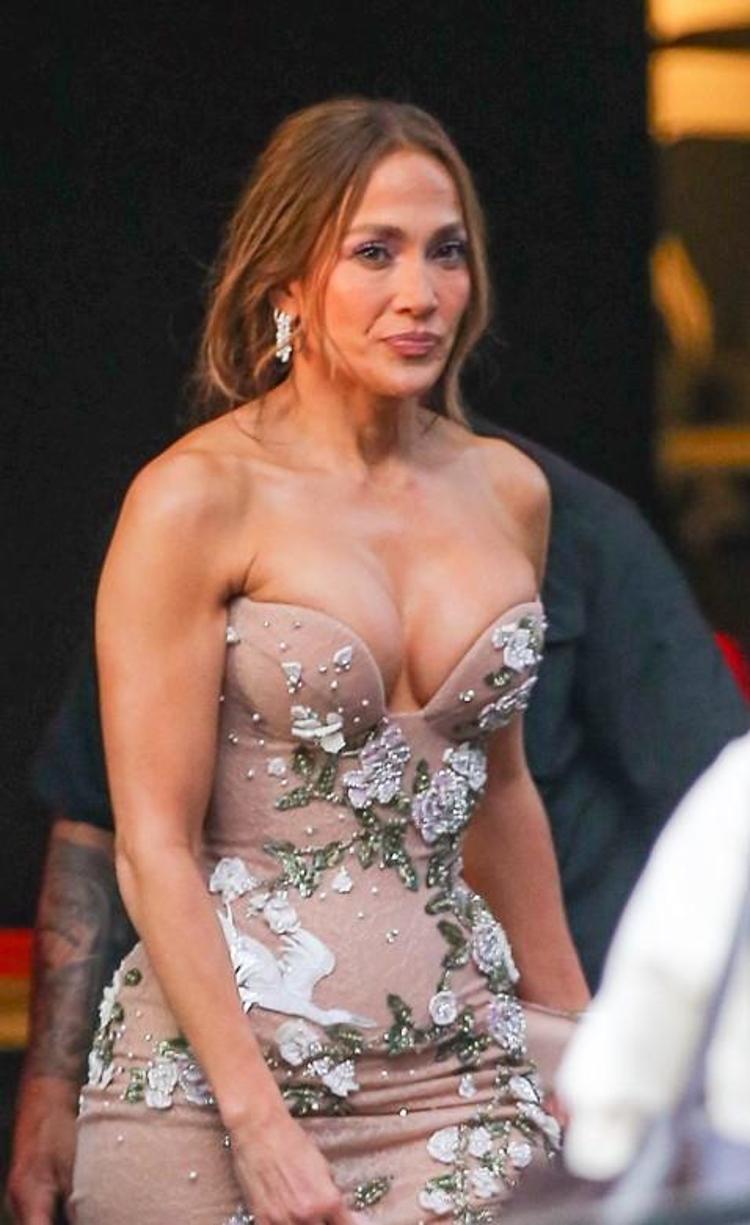 Jennifer Lopezin göğüs dekoltesi galaya damga vurdu