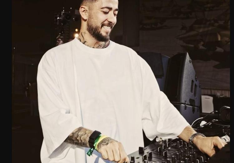 DJ Mahmut Orhanın köyündeki konseri çok konuşuldu Hayatı kolon taşımaya gittiğinde değişmiş