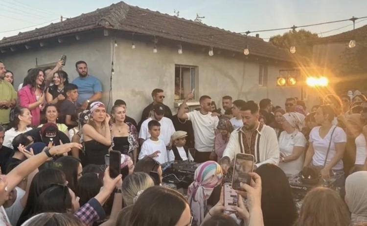 MAHMUT ORHAN ÇALDI, KÖY HALKI OYNADI