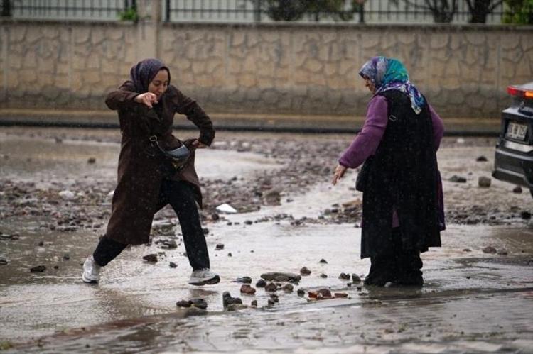 Yollar taş ve çamurla doldu Aniden başladı, Başkent felç oldu: 5 il için sarı alarm