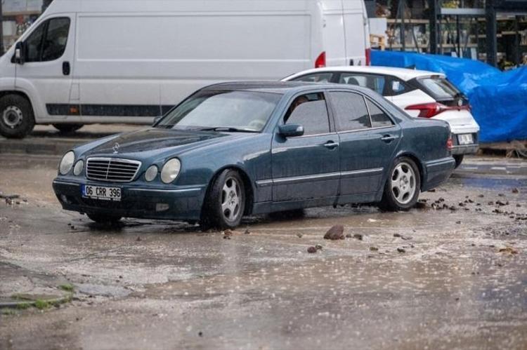 Yollar taş ve çamurla doldu Aniden başladı, Başkent felç oldu: 5 il için sarı alarm