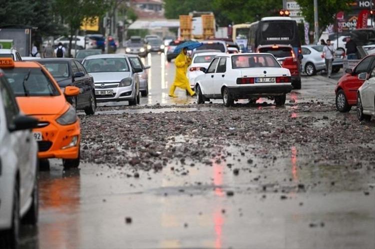 Yollar taş ve çamurla doldu Aniden başladı, Başkent felç oldu: 5 il için sarı alarm