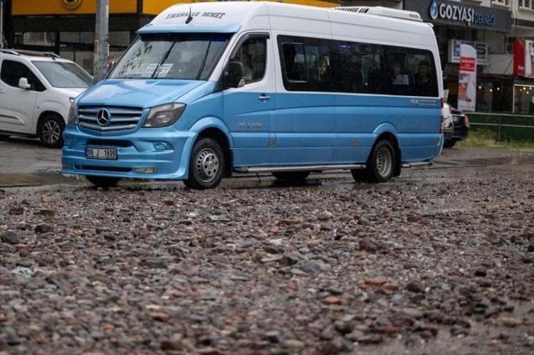 Yollar taş ve çamurla doldu Aniden başladı, Başkent felç oldu: 5 il için sarı alarm