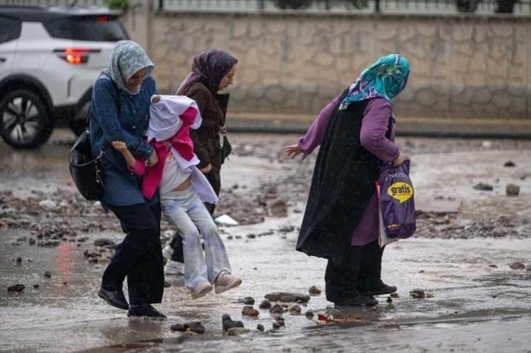 Yollar taş ve çamurla doldu Aniden başladı, Başkent felç oldu: 5 il için sarı alarm