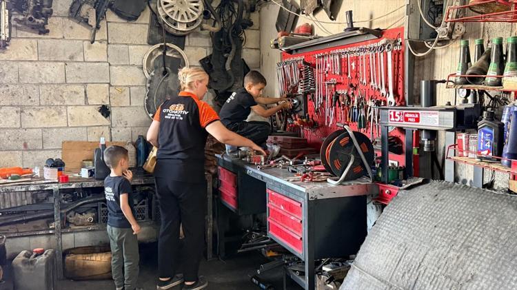 Yemek bırakmak için gitti, motor ustası oldu Yapamazsın diyenlere inat başardı: Evde anne, sanayide usta
