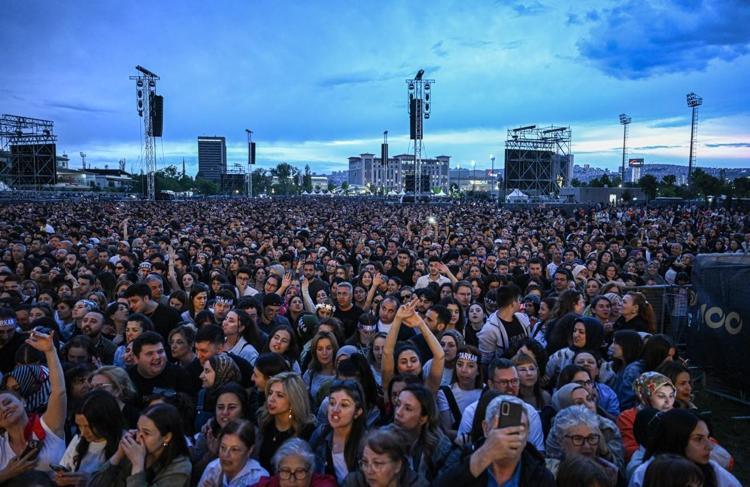 KONSER ALANI SAATLER ÖNCESİNDE DOLDU