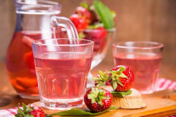Yaz sıcaklarına en ferahlatıcı alternatif: Tam ölçülü çilek kompostosu tarifi nasıl yapılır