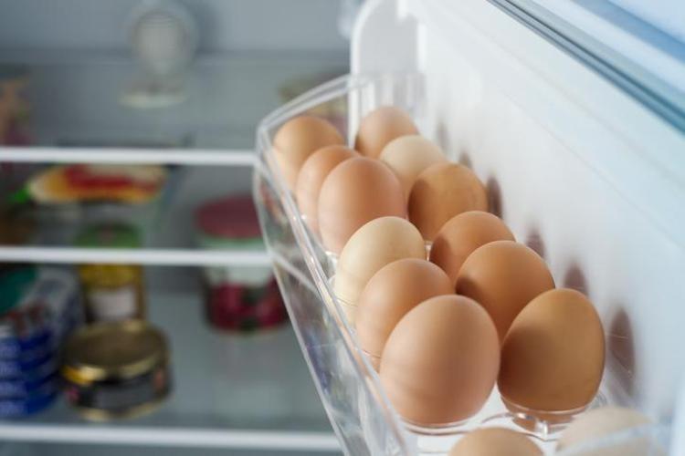 Üzerinde saman veya tüy kalıntıları olan çiftlik yumurtası için tek çare Satın aldığınız yumurtaya asla bunu yapmayın...