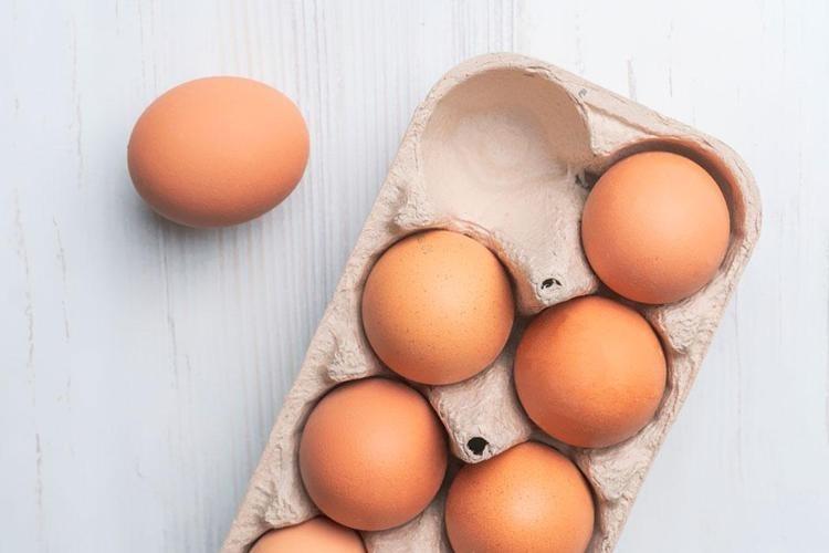 Üzerinde saman veya tüy kalıntıları olan çiftlik yumurtası için tek çare Satın aldığınız yumurtaya asla bunu yapmayın...