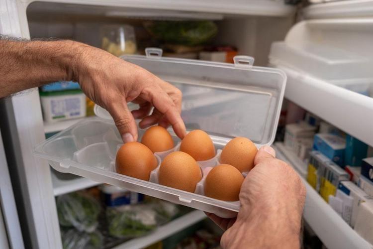Üzerinde saman veya tüy kalıntıları olan çiftlik yumurtası için tek çare Satın aldığınız yumurtaya asla bunu yapmayın...