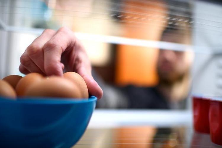 Üzerinde saman veya tüy kalıntıları olan çiftlik yumurtası için tek çare Satın aldığınız yumurtaya asla bunu yapmayın...