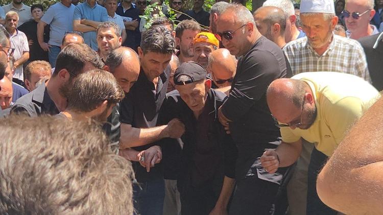 Kanser hastası baba, 2 evladını yan yana defnetti Yürek yakan anlar