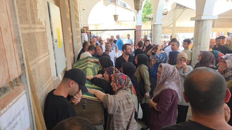 Kanser hastası baba, 2 evladını yan yana defnetti Yürek yakan anlar
