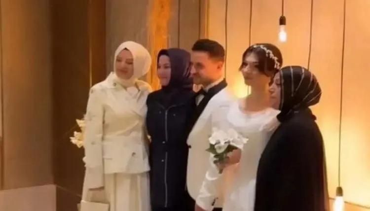 DÜĞÜN EVİNDE KIYAFET KRİZİ