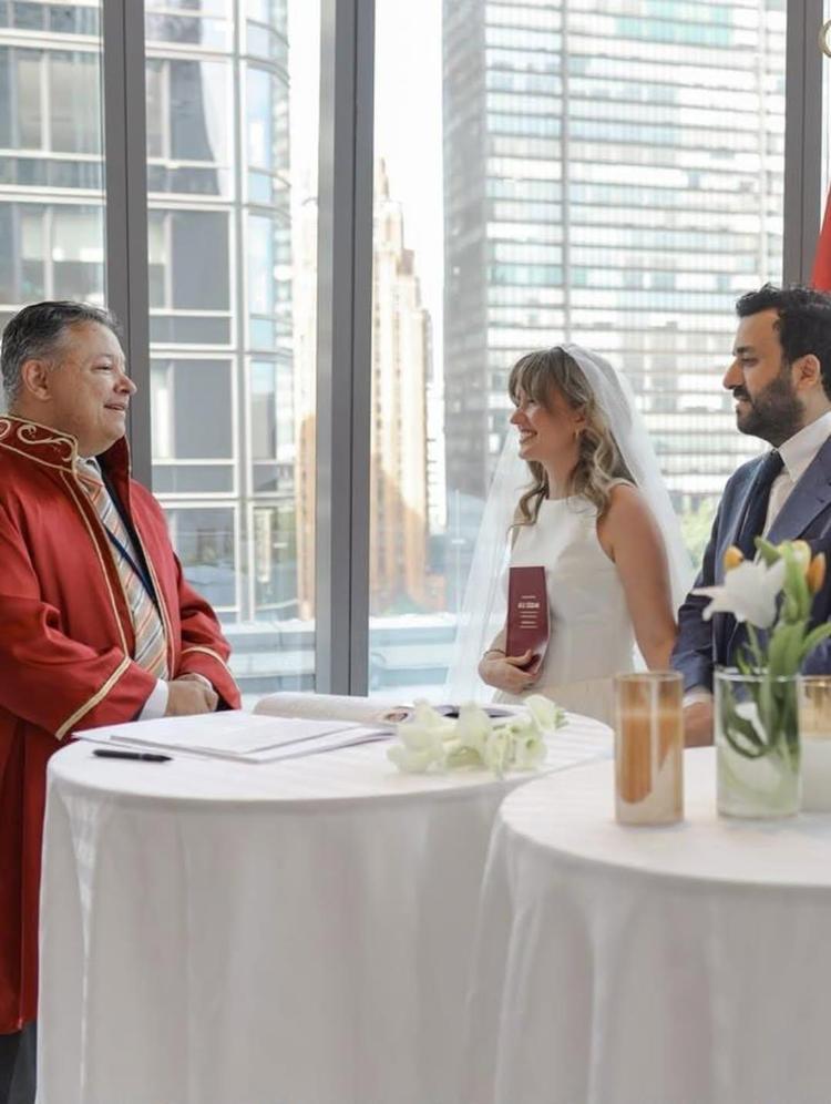 Hasan Can Kaya ile Duygu Karabaştan New Yorkta sürpriz nikah