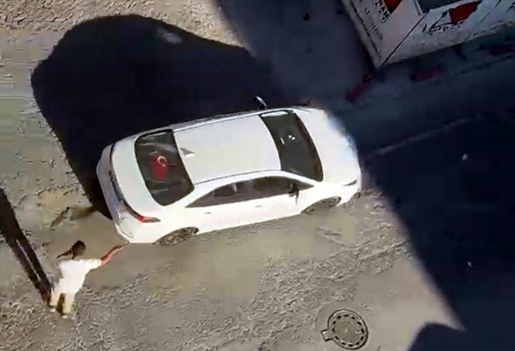 Avcılarda kaza sonrası gergin anlar Arkadaki otomobile yumruk atmaya başladı