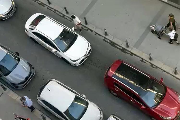 Avcılarda kaza sonrası gergin anlar Arkadaki otomobile yumruk atmaya başladı