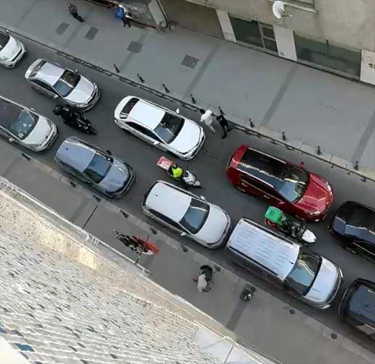 Avcılarda kaza sonrası gergin anlar Arkadaki otomobile yumruk atmaya başladı
