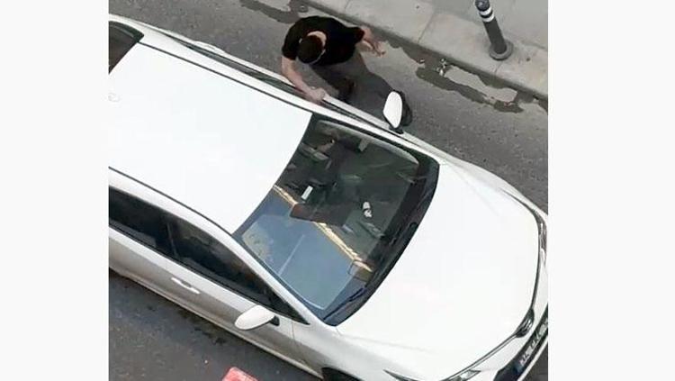 Avcılarda kaza sonrası gergin anlar Arkadaki otomobile yumruk atmaya başladı