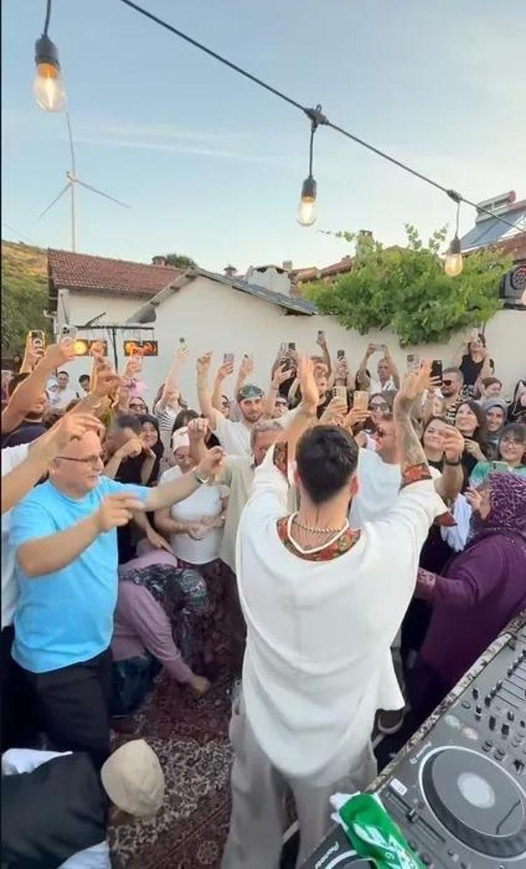 KÖY MEYDANINDA EZBER BOZAN MİNİ KONSER