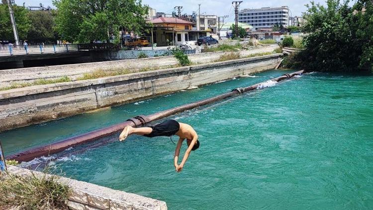 ​Yasak da dinlemiyorlar ölüm uyarısını da Havuz buranın verdiği zevki vermiyor