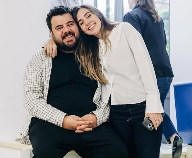Eser Yenenlerden halaylı 7. yıl paylaşımı Eşi kendini tutamadı