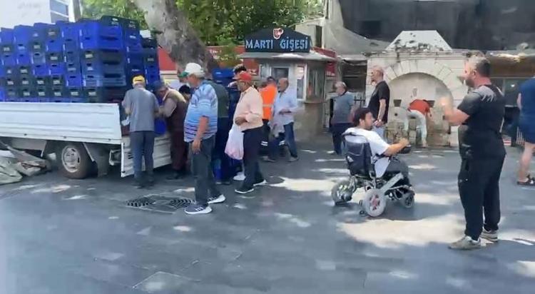 5 lira mı Buyurun bedava diyerek çağırdı Halde alıcı bulamayan çiftçi 4 ton domatesi meydanda ücretsiz dağıttı