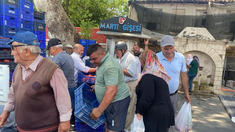 5 lira mı Buyurun bedava diyerek çağırdı Halde alıcı bulamayan çiftçi 4 ton domatesi meydanda ücretsiz dağıttı