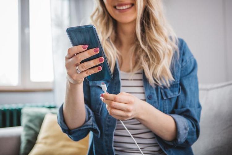 TELEFON TAKILI OLMASA BİLE ENERJİ TÜKETMEYE DEVAM EDİYOR