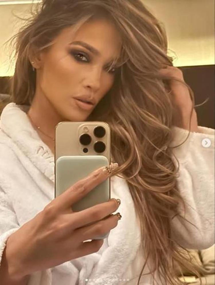 Jennifer Lopez, yaralarını milyonlarla sarıyor