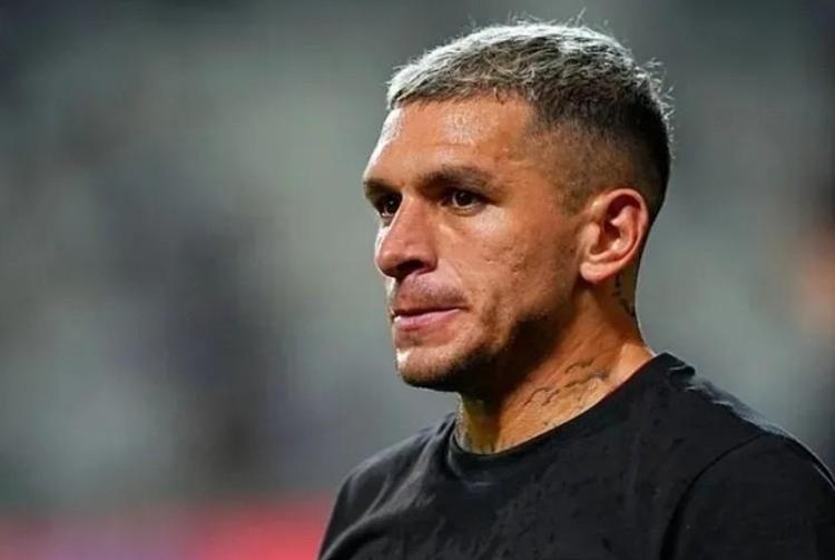 Lucas Torreira yumruklu saldırının ardından ilk kez görüntülendi Artık adımını bile onsuz atmıyor