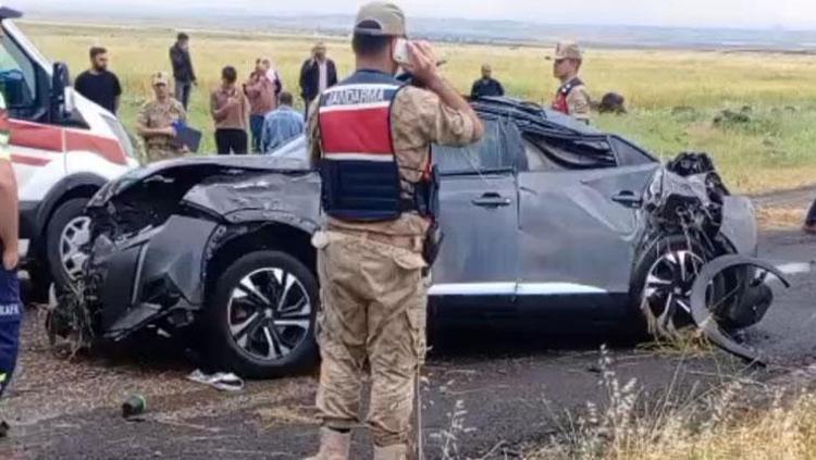 Feci kazada çifte acı 2 gencin ölüm haberini alan yakınları olay yerinde kalp krizi geçirdi