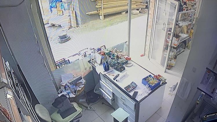 12 yıllık marketin en sadık müşterisi Kapıyı çalıp yiyecek istiyor