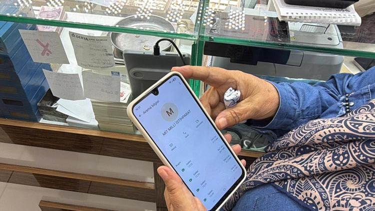 Sahte evrağa inandı, uyarıları dinlemedi Bileziklerini bozdurdu, polis son anda durdurdu