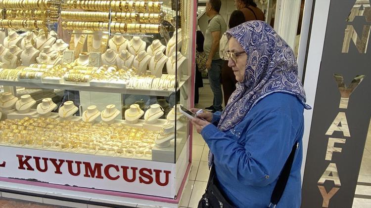 Sahte evrağa inandı, uyarıları dinlemedi Bileziklerini bozdurdu, polis son anda durdurdu