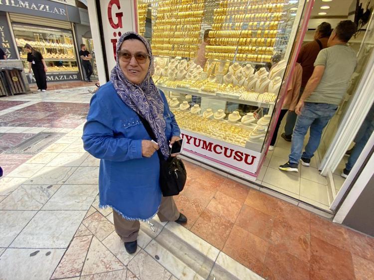 Sahte evrağa inandı, uyarıları dinlemedi Bileziklerini bozdurdu, polis son anda durdurdu
