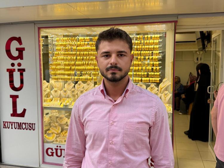Sahte evrağa inandı, uyarıları dinlemedi Bileziklerini bozdurdu, polis son anda durdurdu
