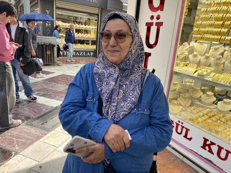 Sahte evrağa inandı, uyarıları dinlemedi Bileziklerini bozdurdu, polis son anda durdurdu