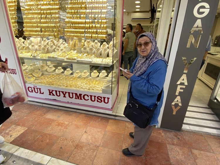Sahte evrağa inandı, uyarıları dinlemedi Bileziklerini bozdurdu, polis son anda durdurdu