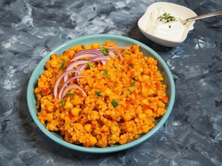 DOMATESLİ VE BİBERLİ BULGUR PİLAVI TARİFİ