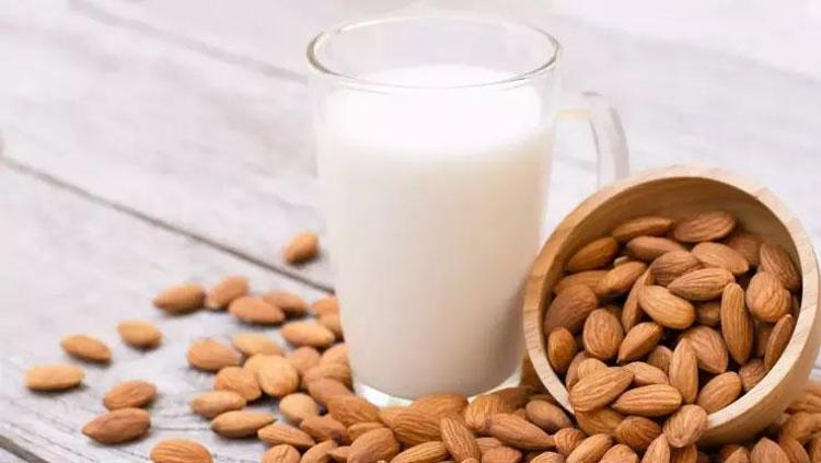 Yulaf sütü mü daha sağlıklı yoksa badem sütü mü Herkesin merak ettiği sorunun cevabı belli oldu